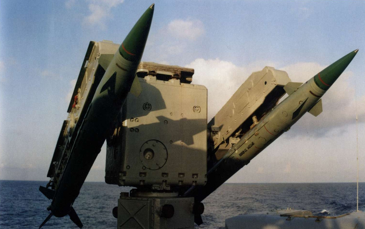 Ngoài ra, tuần dương hạm còn được trang bị nhiều vũ khí phụ đồ sộ gồm: 2 bệ phóng với 40 đạn tên lửa tầm thấp Osa-MA; 6 pháo phòng không AK-630; một pháo hạm nòng kép 130mm; hai bệ phóng bom chống ngầm RBU-6000 và 10 ống phóng ngư lôi 533mm. Nguồn ảnh: Wikipedia