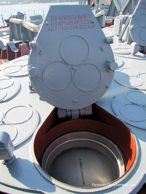 Cận cảnh một bệ phóng tên lửa S-300F trên tuần dương hạm Moskva. Nguồn ảnh: Wikipedia