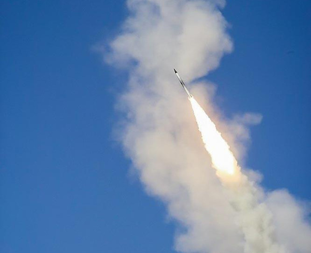 Đáng chú ý, theo tham số của nhà sản xuất, S-300PMU2 sở hữu khả năng đánh chặn tên lửa đạn đạo với tầm bắn từ 5-40km, độ cao tác xạ từ 2-25km. Nguồn ảnh: Sina