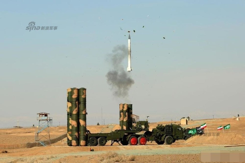 S-300PMU2 có khả năng triển khai nhiều loại đạn tên lửa, nhưng hiện cũng không rõ việc Iran liệu đã mua kiểu đạn nào. Trong ảnh, Iran bắn thử S-300PMU2 trên thao trường. Nguồn ảnh: SINA