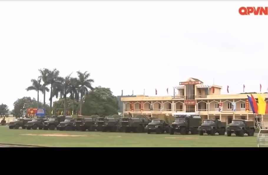 Hiện nay, đơn vị trực tiếp vận hành tổ hợp tên lửa đạn đạo Scud trong QĐND Việt Nam là “Đoàn pháo binh B90” – được thành lập vào ngày 24/5/1982 theo Quyết định số 709/QĐ-QP của BQP trên cơ sở tiếp nhận các khí tài tên lửa mặt đất loại 9K72 Elbrus (Scud-B) của Liên Xô. Ảnh: QPVN