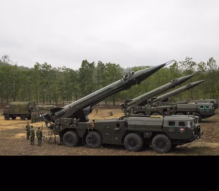 Hiện nay, trong Binh chủng Pháo binh Việt Nam, bên cạnh các loại hỏa khí truyền thống – pháo xe kéo, pháo tự hành, các chiến sĩ pháo binh còn được trang bị hệ thống tên lửa đạn đạo Scud do Liên Xô (cũ) sản xuất. Đây là loại hỏa lực có sức tấn công cực kỳ khủng khiếp, tầm bắn rất xa tới hàng trăm km, độ chính xác tương đối với đối tượng mục tiêu giá trị cao, tầm chiến lược. Ảnh: QĐND