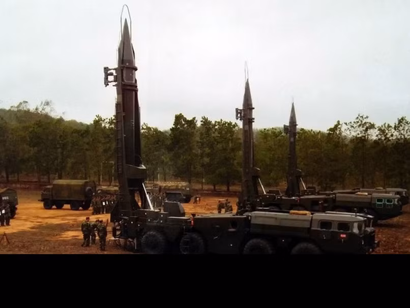 Lưu ý về cái tên Scud, đây là định danh của NATO dành cho hai dòng tên lửa đạn đạo R-11 và R-17 của Liên Xô (R-11 được NATO định danh là Scud A còn R-17 được gọi là Scud B). Trong đó, loại R-11 ra đời vào đầu những năm 1950, còn R-17 là thế hệ cải tiến thay thế R-11 ra đời năm 1958. Ảnh: QĐND