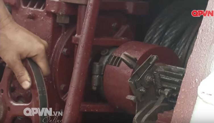 Bình thường, hệ thống này muốn hạ phải mất từ 25-30 phút và cần đến 3 người. Nay với sáng kiến này, hệ thống hạ cửa bằng thiết bị điện 24V-DC, chỉ mất từ 1-1,5 phút và chỉ cần một người điều khiển, bảo đảm an toàn, không ảnh hưởng đến kết cấu cũng như tính năng kỹ thuật, chiến thuật của tàu. Nguồn ảnh: QPVN