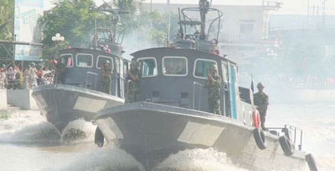 Còn PCF là tàu tuần tiễu đường sông được thiết kế cho Hải quân Mỹ làm nhiệm vụ tuần tiễu trên vùng sông nước trong Chiến tranh Việt Nam. Chiếc tàu PCF đầu tiên đến Việt Nam vào tháng 10 năm 1965 và chính tại chiến trường Việt Nam người Mỹ đã thay đổi nhiệm vụ của PCF từ tàu tuần tra ven bờ thành tàu tuần tra và tiến công đường sông. Sau năm 1975, Việt Nam thu giữ được số lượng nhỏ PCF và tiếp tục sử dụng cho hoạt động an ninh đường sông. Nguồn ảnh: QPVN