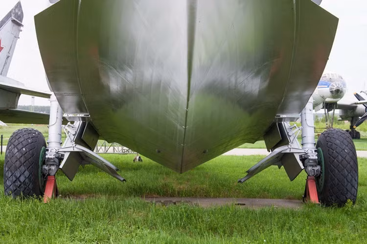 Dù nặng và đồ sộ tới vậy, nhưng Beriev Be-12 có thể nổi trên mặt nước như tàu thuyền bình thường nhờ kết cấu khoang kín nước hoàn toàn. Máy bay có thể cất và hạ cánh trên mặt nước nhờ phần thân làm như các loại tàu bè thông thường. Nguồn ảnh: ER