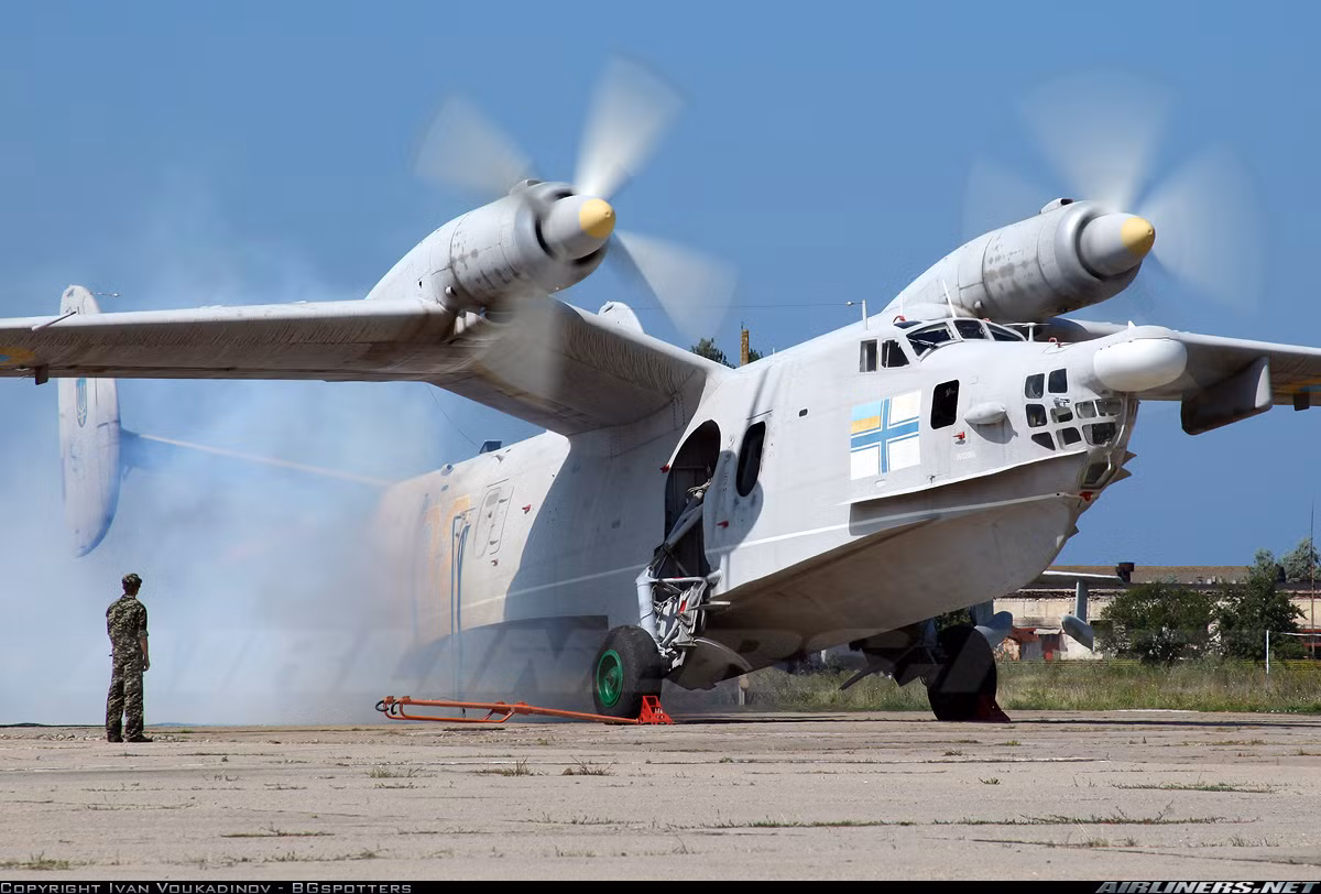 Thời bấy giờ và thậm chí cho tới hôm nay, Be-12 được xem là máy bay săn ngầm hiện đại nhất, có tính năng kỹ thuật tác chiến tốt nhất từng được trang bị cho Không quân và Hải quân Nhân dân Việt Nam. Nguồn ảnh: Airliners.net