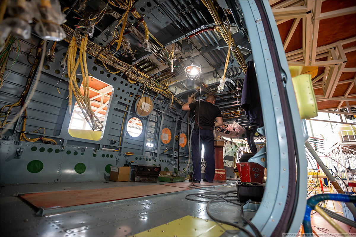 Các công việc này đòi hỏi độ chính xác cao và tính tin cậy nên con người vẫn làm chủ, chưa thể tự động hóa máy móc hoàn toàn. Nguồn ảnh: Marina Lystsev