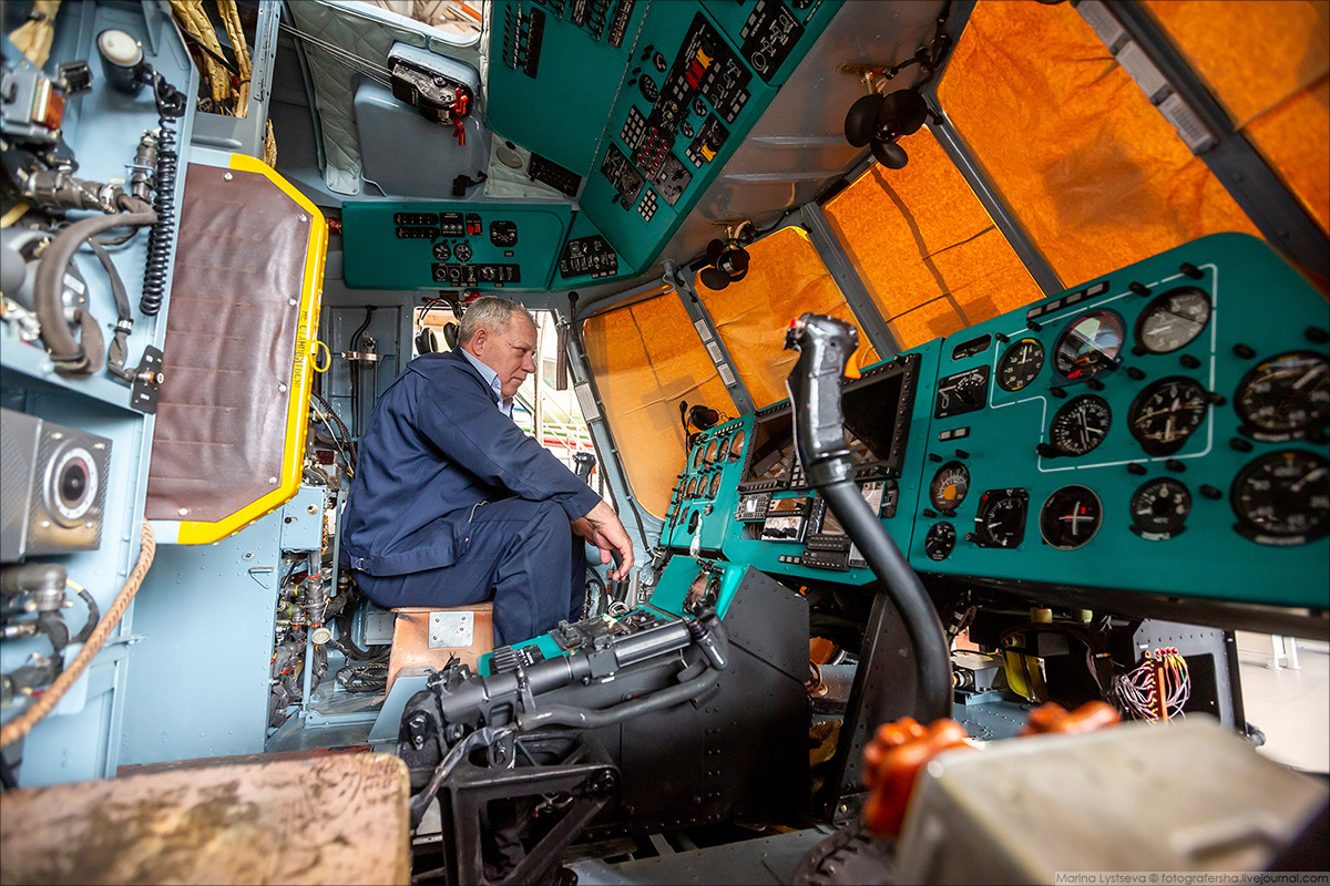 Bên trong cabin “truyền thống” của dòng Mi-8/17. Hiện Ulan-Ude có thể thiết kế bảng điều khiển kiểu phương Tây với màn hình LCD đẹp mắt, nhưng tùy phiên bản và tùy yêu cầu khách hàng, những bảng điều khiển kiểu đồng hồ này vẫn được sử dụng. Nguồn ảnh: Marina Lystsev