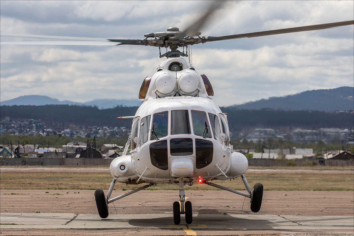 Sau khi hoàn thành phần lắp ráp và test trong nhà máy, trực thăng sẽ được đưa tới sân bay của Ulan-Ude thực hiện bài bay thử nghiệm đầu tiên. Trong ảnh, trực thăng Mi-8AMT sơn màu trắng tuyết chuẩn bị cất cánh. Nguồn ảnh: Marina Lystsev.