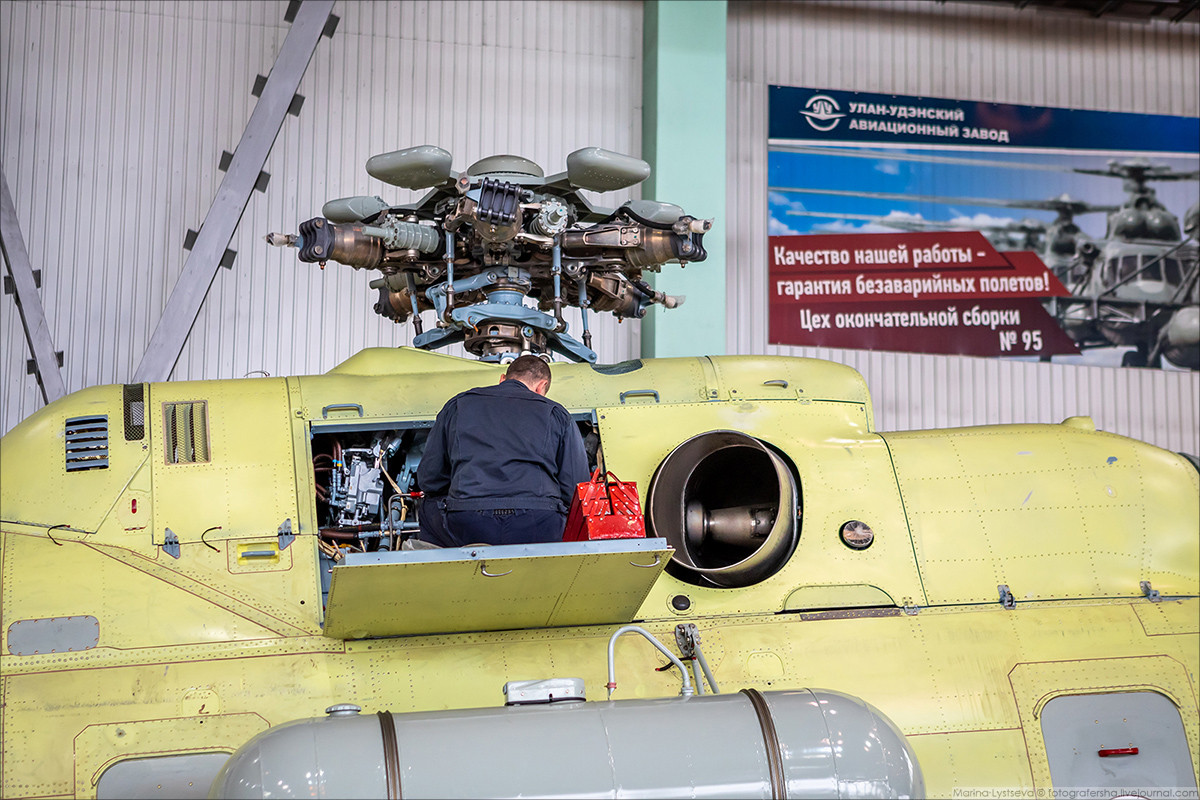 Một chuyên gia đang thực hiện lắp ráp động cơ tuabin trục cho trực thăng Mi-17. Nguồn ảnh: Marina Lystsev