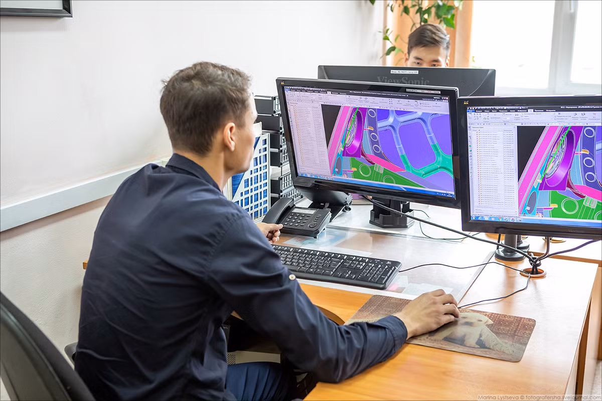 Các chuyên gia IT đang thực hiện phần việc liên quan tới thiết kế tổng thể trên máy tính. Nguồn ảnh: Marina Lystsev