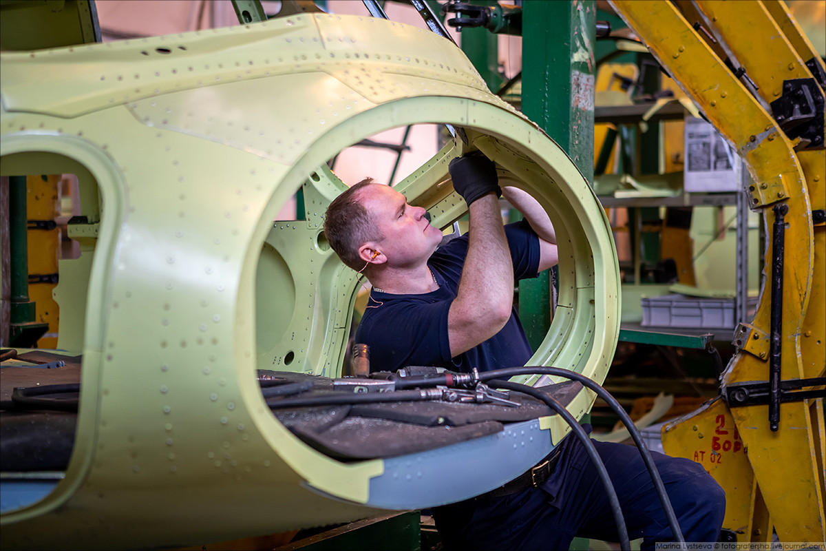 Mới đây, Nhà máy hàng không Ulan-Ude (Cộng hòa Buryatia, Liên bang Nga) đã “mở cửa” cho các phóng viên báo chí Nga được phép vào thăm quan, chụp ảnh thoải mái về công tác thiết kế, sản xuất, thử nghiệm các loại trực thăng hiện đại nhất. Nguồn ảnh: Marina Lystsev