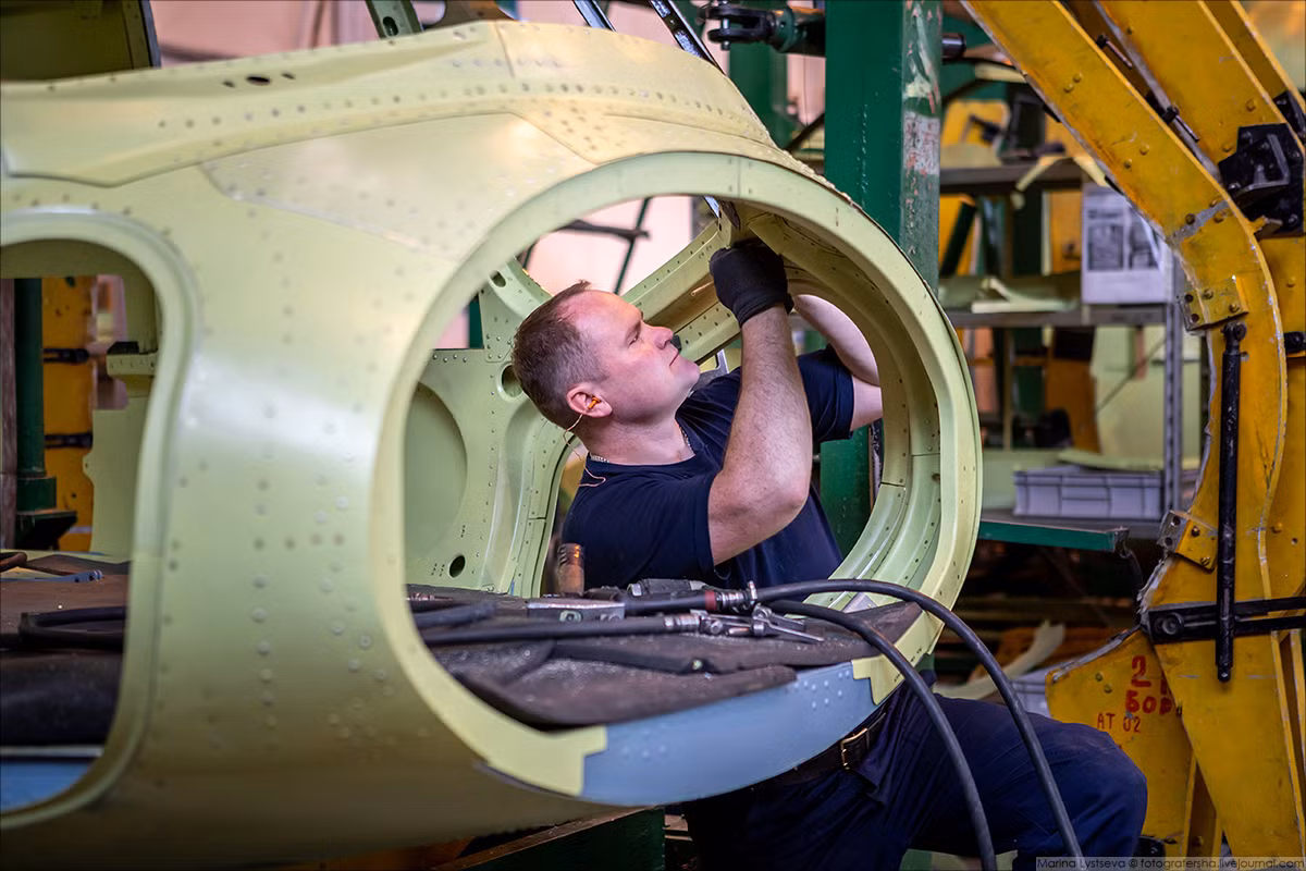 Mới đây, Nhà máy hàng không Ulan-Ude (Cộng hòa Buryatia, Liên bang Nga) đã “mở cửa” cho các phóng viên báo chí Nga được phép vào thăm quan, chụp ảnh thoải mái về công tác thiết kế, sản xuất, thử nghiệm các loại trực thăng hiện đại nhất. Nguồn ảnh: Marina Lystsev