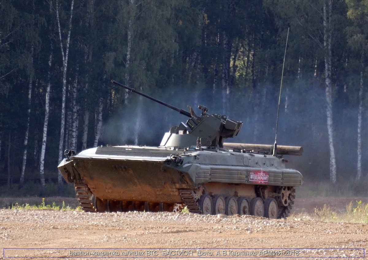 Trong khuôn khổ Diễn đàn Quân sự - Kỹ thuật Army 2019 mới kết thúc cách đây không lâu, Quân đội Nga trình diễn sức mạnh hai phiên bản nâng cấp hai dòng xe chiến đấu bộ binh BMP-1 và BMP-2. Trong ảnh, phiên bản cải tiến BMP-1AM thao diễn trước đông đảo quan khách. Nguồn ảnh: Bastion-Kapenko