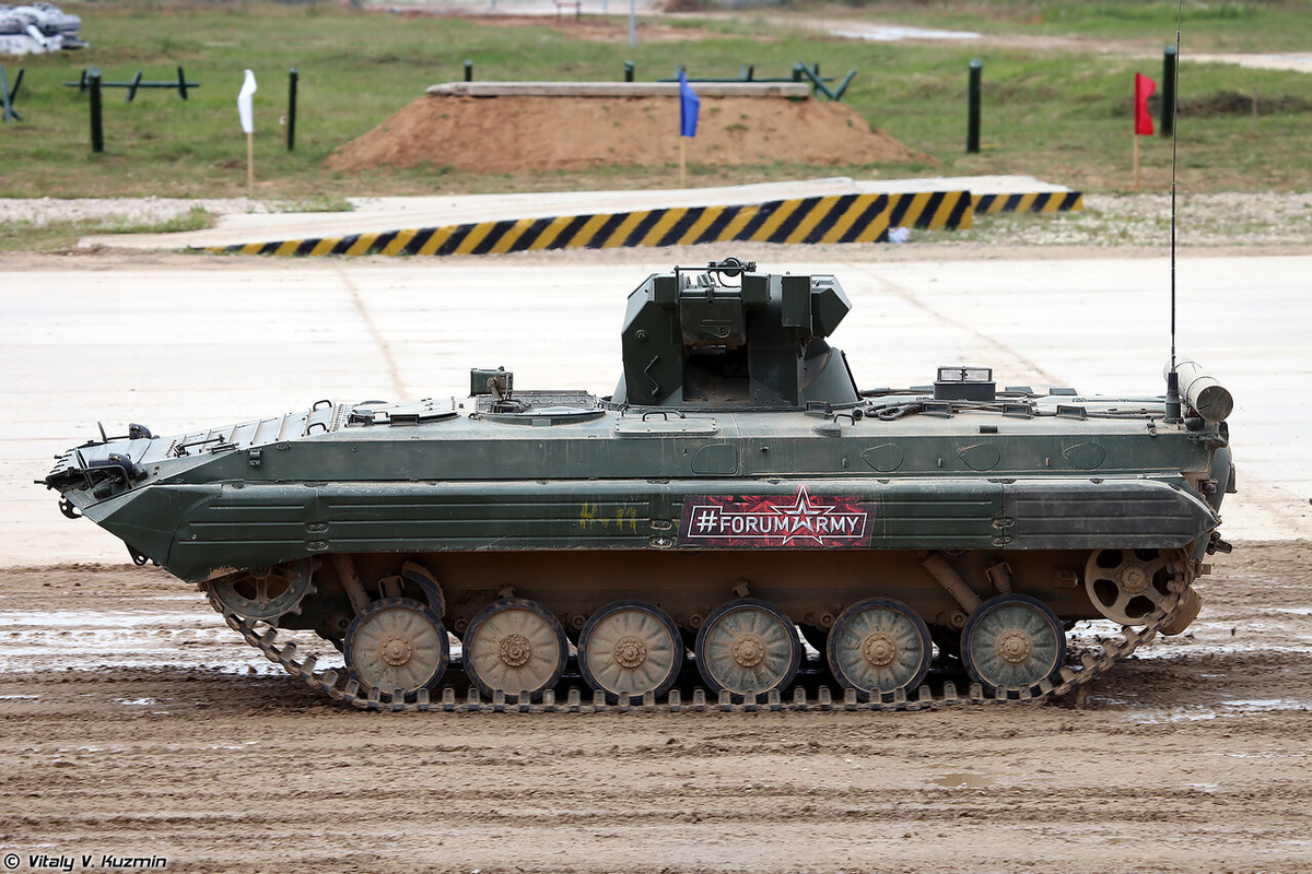 Module vũ khí mới sử dụng khẩu pháo cao tốc 2A72 30mm thay cho khẩu 73mm bán tự động, một súng máy PKTM 7,62mm và bệ phóng có thể tích hợp chống tăng Metis-M tất nhiên là mạnh hơn hẳn loại Malyutka AT-3. Nguồn ảnh: Bastion-Kapenko