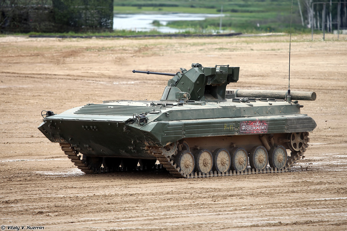 So với BMP-1, BMP-1AM cải tiến đáng kể về mặt hỏa lực, gần như thay mới hoàn toàn tháp pháo 73mm cũ bằng module vũ khí tự động thế hệ mới. Ngoài ra, xe được cải tiến thay động cơ diesel mới công suất 300 mã lực cho tốc độ tối đa 65km/h, dự trữ hành trình 600km. Nguồn ảnh: Vitaly-Kuzmin