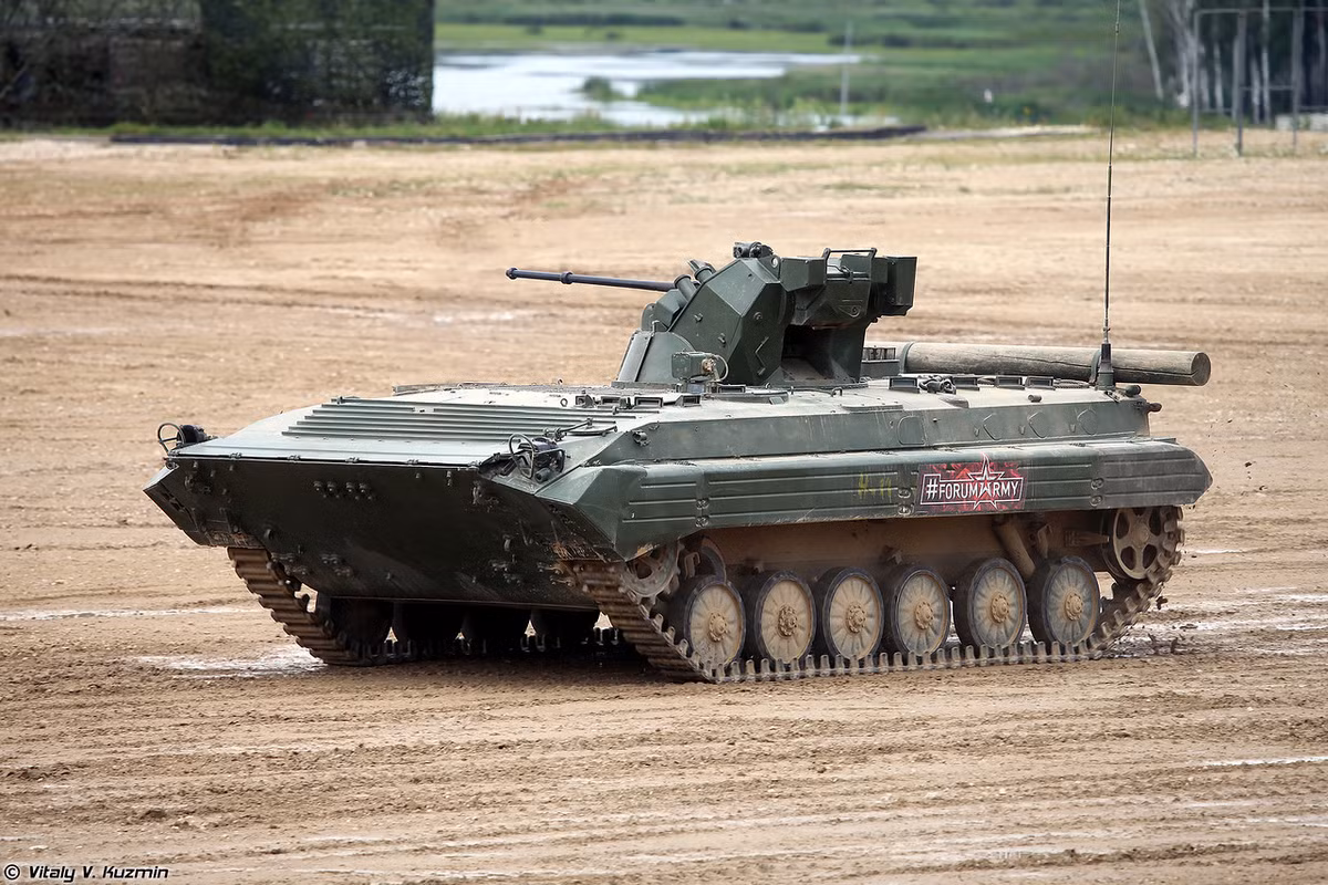 So với BMP-1, BMP-1AM cải tiến đáng kể về mặt hỏa lực, gần như thay mới hoàn toàn tháp pháo 73mm cũ bằng module vũ khí tự động thế hệ mới. Ngoài ra, xe được cải tiến thay động cơ diesel mới công suất 300 mã lực cho tốc độ tối đa 65km/h, dự trữ hành trình 600km. Nguồn ảnh: Vitaly-Kuzmin