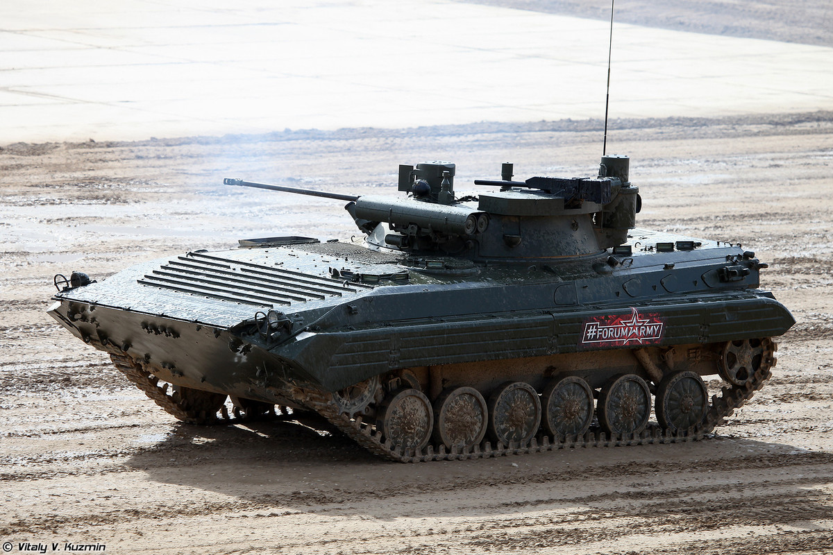 Thiết kế bố cục tên lửa chống tăng như vậy cho phép kíp lái triển khai tác chiến liên tục, thay vì phải tái nạp vất vả sau mỗi phát bắn như phiên bản cũ. Sau khi khai hỏa hết 4 quả, kíp lái có thể yên tâm lui về phía sau nạp thêm trong vòng ít phút. Nguồn ảnh: Vitaly-Kuzmin