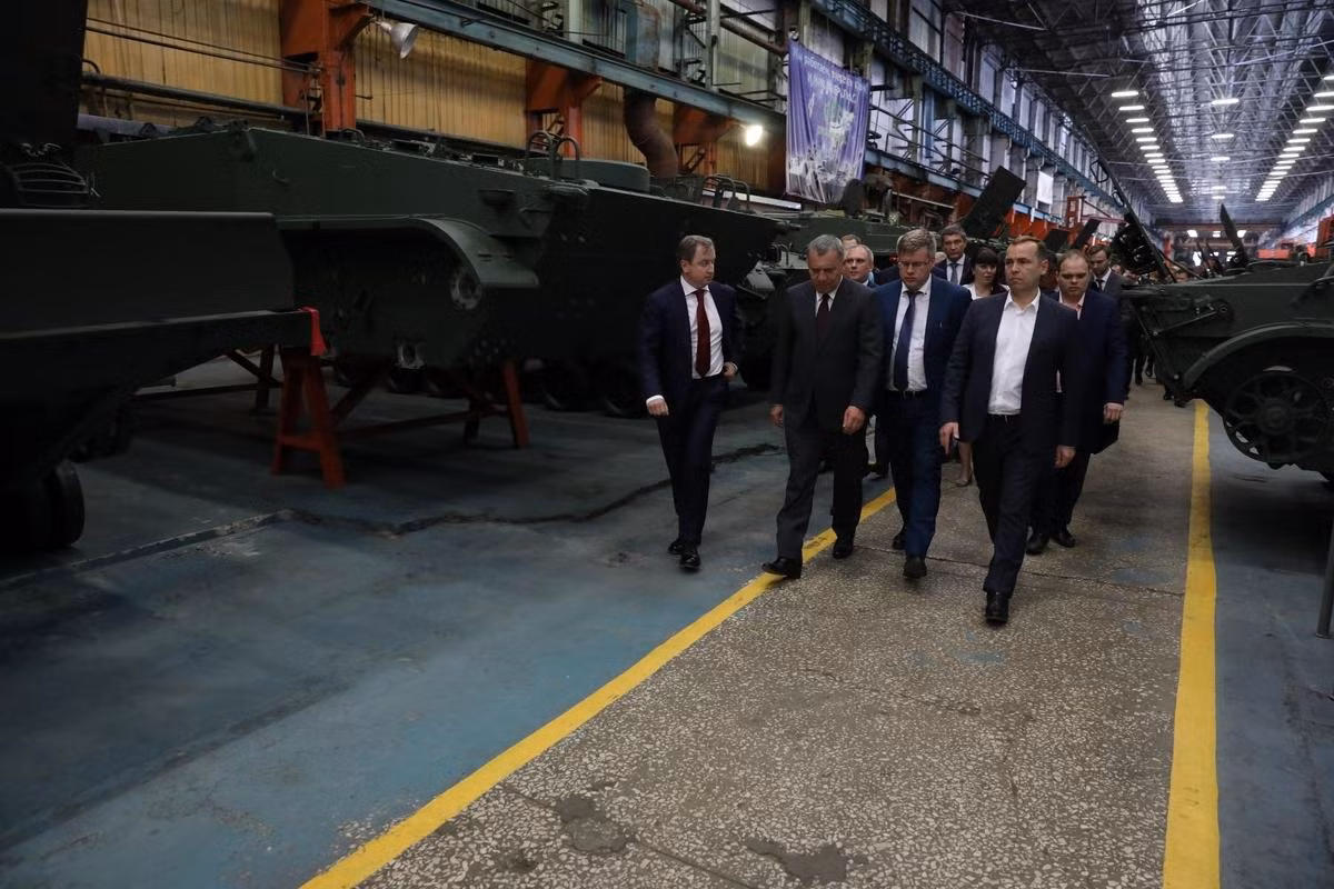 Cơ hội hiếm hoi này diễn ra trong chuyến viếng thăm của Phó Thủ tướng Yuri Borisov tới nhà máy này. Đây cũng được xem là lần đầu tiên dây chuyền tên lửa R-74 (RVV-MD) xuất hiện trước giới truyền thông.