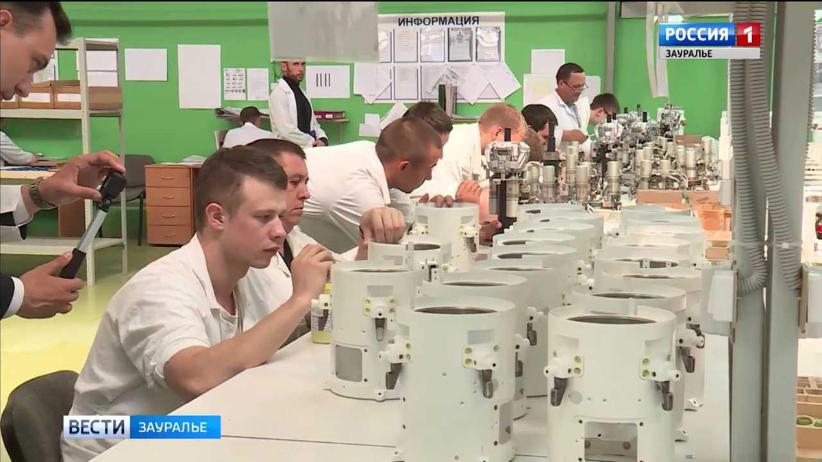 Các nhân viên kỹ thuật đang làm việc với phần thân đạn tên lửa R-74. Nguồn ảnh: Russia 1