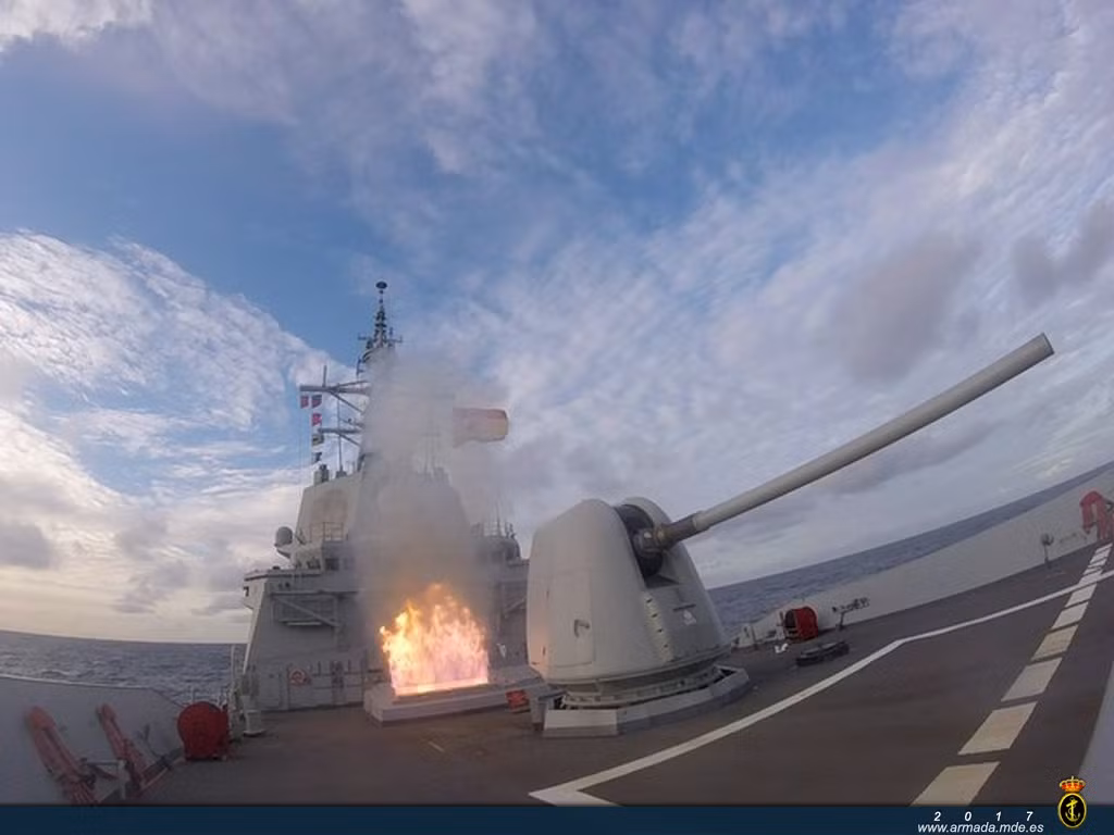 Chiếc tàu khu trục gần 6.000 tấn này được trang bị hệ thống chiến đấu Aegis rút gọn, 48 bệ phóng tên lửa cho phép triển khai tối đa 32 tên lửa phòng không tầm xa SM-2 hoặc 64 tên lửa tầm trung RIM-162. Tuy nhiên, nó không có khả năng triển khai Tomahawk, hỏa lực chống hạm vẫn là tên lửa Harpoon. Nguồn ảnh: Reddit