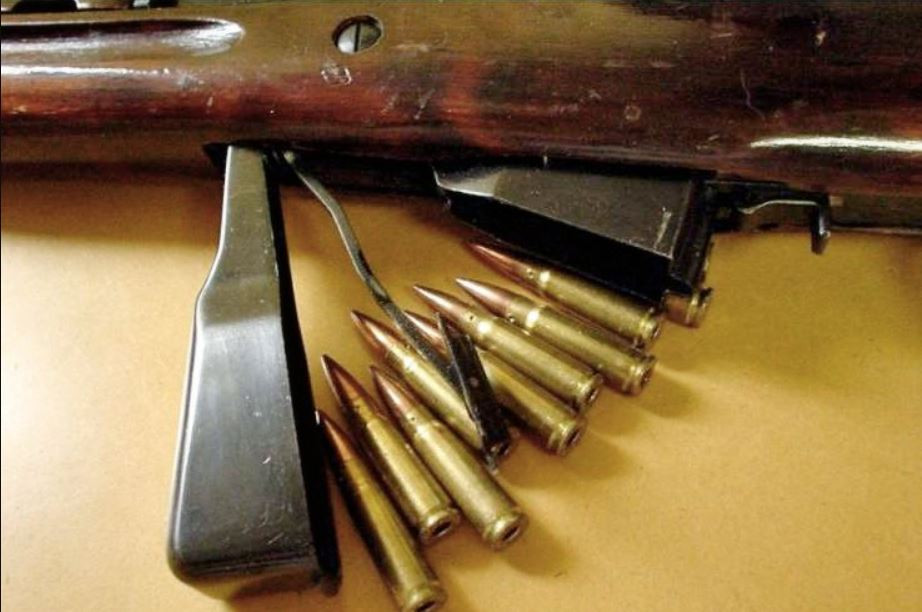 Súng trường CKC dùng hộp tiếp đạn 10 viên cỡ 7,6x39mm, tuy nhiên việc nạp đạn khá “vất vả” khi xạ thủ phải mở hộp tiếp đạn gắn cố định vào thân súng để nhét kẹp đạn vào. Đây cũng là một trong những nhược điểm lớn nhất của CKC khiến tốc độ bắn của súng bị ảnh hưởng ít nhiều. Ảnh: Wikipedia