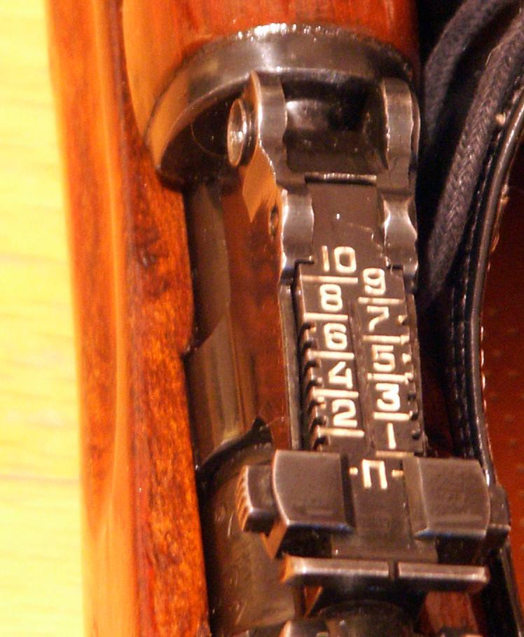 Mẫu súng trường bán tự động này chỉ đạt tốc độ bắn 35-40 phát/phút, tuy nhiên, các chuyên gia đánh giá rằng, viên đạn được bắn đi triệt để nên đạn đạo chính xác hơn so với AK-47, cho phép tiêu diệt mục tiêu hiệu quả với tầm bắn từ 100-1.000 m. Súng cũng có thể trang bị ống ngắm quang học tăng tầm hoạt động và độ chính xác của súng. Ảnh: Wikipedia