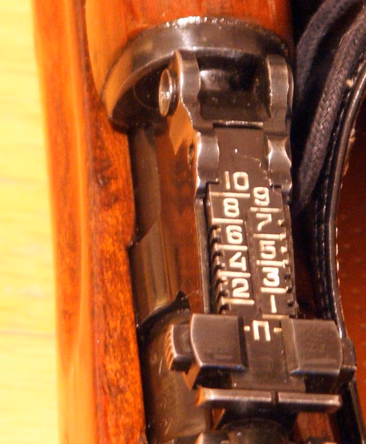 Mẫu súng trường bán tự động này chỉ đạt tốc độ bắn 35-40 phát/phút, tuy nhiên, các chuyên gia đánh giá rằng, viên đạn được bắn đi triệt để nên đạn đạo chính xác hơn so với AK-47, cho phép tiêu diệt mục tiêu hiệu quả với tầm bắn từ 100-1.000 m. Súng cũng có thể trang bị ống ngắm quang học tăng tầm hoạt động và độ chính xác của súng. Ảnh: Wikipedia