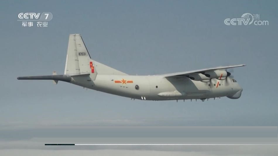 Tuy vậy, CCTV không tiết lộ các thông tin chi tiết khí tài trên máy bay, chỉ biết rằng nó được trang bị radar tìm kiếm mục tiêu mặt biển, trạm trinh sát quang điện tử và phát hiện từ tính tàu ngầm lạ. Nguồn ảnh: CCTV