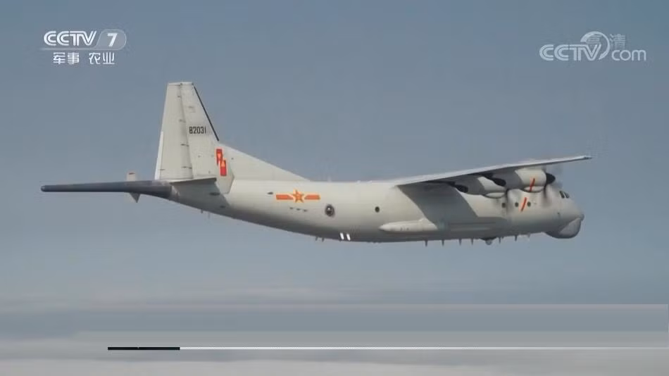 Tuy vậy, CCTV không tiết lộ các thông tin chi tiết khí tài trên máy bay, chỉ biết rằng nó được trang bị radar tìm kiếm mục tiêu mặt biển, trạm trinh sát quang điện tử và phát hiện từ tính tàu ngầm lạ. Nguồn ảnh: CCTV