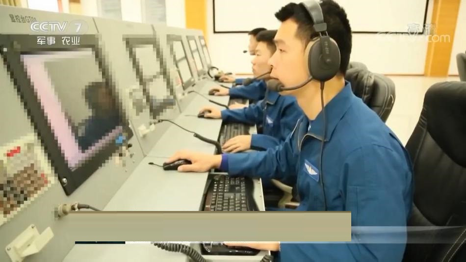 Phi hành đoàn của Y-8Q có thể lên tới 10-12 người gồm cả phi công. Nguồn ảnh: CCTV