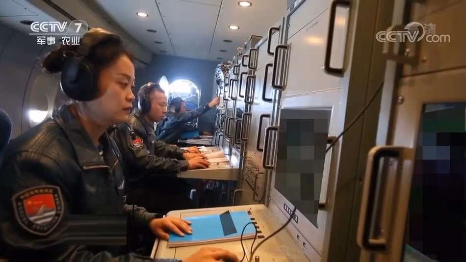 Đáng ngạc nhiên, CCTV tiết lộ một loạt hình ảnh bên trong máy bay săn ngầm Y-8Q thế hệ mới nhất. Nguồn ảnh: CCTV