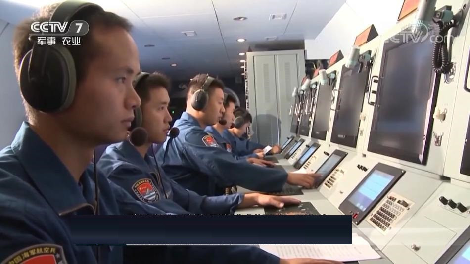 Có thể thấy sự tinh vi hiện đại hệ thống kiểm soát – chỉ huy trong Y-8Q. Nguồn ảnh: CCTV