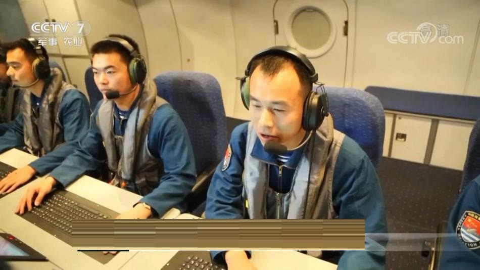 Thông thường, không nhiều quốc gia tự tin “khoe” nội thất trong hệ thống giao diện người – máy của máy bay săn ngầm hay máy bay trinh sát điện tử vì nó liên quan tới bí mật quân sự. Nguồn ảnh: CCTV