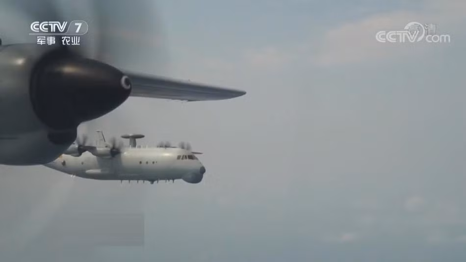 Mẫu máy bay săn ngầm này của Hải quân Trung Quốc được trang bị 4 động cơ turboprop WJ-6C với 6 cánh quạt cho tốc độ tối đa 660km/h, tốc độ hành trình 550km/h. Nguồn ảnh: CCTV