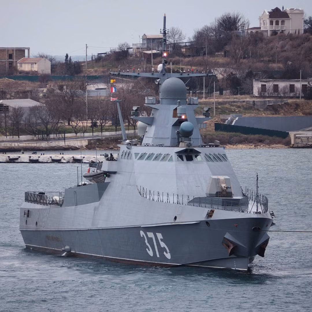 Đề án 22160 là tàu tuần tra cỡ lớn được nhà máy Zelenodolsk thiết kế, chế tạo cho Hải quân Nga phù hợp cho các nhiệm vụ tuần tra, bảo vệ lãnh hải. Lớp tàu có lượng giãn nước 1.300-1.700 tấn, dài 94m, dự trữ hành trình 60 ngày, hỏa lực có pháo hạm 76,2mm hoặc 57mm, súng máy 14,5mm MTPU và hệ thống súng phóng lựu chống người nhái DP-64/65. Nguồn ảnh: Wikipedia