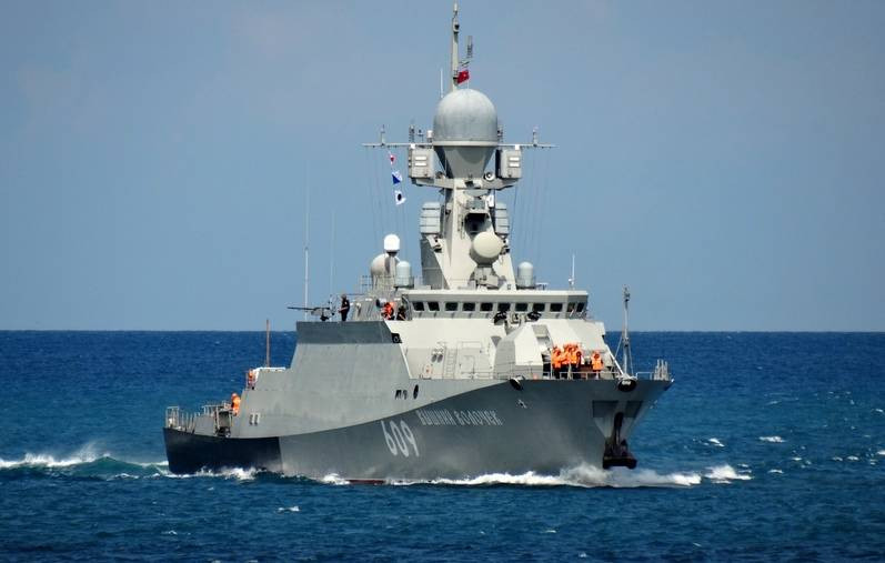 Đề án 21631 là phiên bản cải tiến lớp tàu pháo tuần tra 21630 Buyan. So với Buyan, 21631 Buyan-M có kích cỡ lớn hơn với lượng giãn nước 949 tấn, dài 75m (so với 62m Buyan), trang bị 8 tên lửa hành trình tầm xa Kalibr hoặc Oniks. Nguồn ảnh: Wikipedia