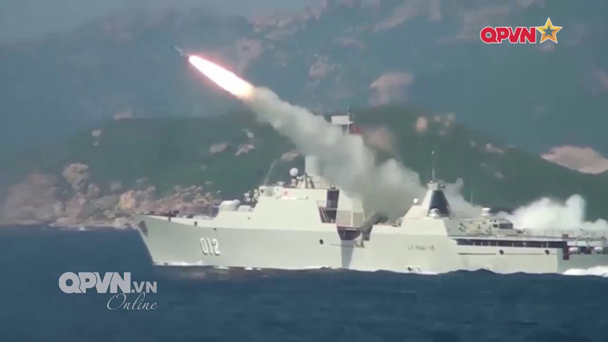 Nếu có, không loại trừ khả năng cặp thứ 3 sẽ tiếp tục sẽ có sự đổi khác vũ khí so với cặp 1 và 2. Trước đó, cặp thứ 2 đã nâng cấp khả năng săn ngầm với hai bệ phóng ngư lôi 533mm. Cho nên, có lẽ cặp thứ 3 nếu xảy ra sẽ thay đổi hệ thống phòng không hoặc chống hạm. Nguồn ảnh: QPVN