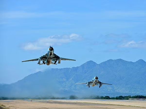 Và hàng chục máy bay tiêm kích – bom Su-22M4 do Liên Xô (cũ) sản xuất vẫn đáp ứng tốt yêu cầu tác chiến biển cùng đội ngũ phi công trẻ nhưng dày dạn kinh nghiệm. Nguồn ảnh: Báo PK-KQ