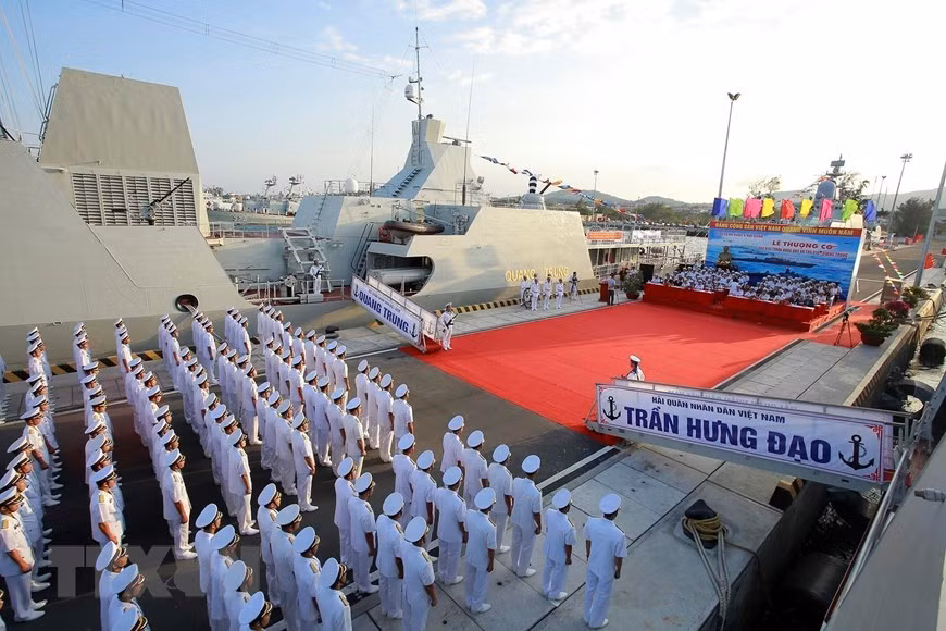 Hải quân cũng đã có trong trang bị các tàu hộ vệ tên lửa hiện đại hơn 2.000 tấn gồm: 011 Đinh Tiên Hoàng; 012 Lý Thái Tổ; 015 Trần Hưng Đạo; 016 Quang Trung. Đặc biệt, tàu 015 và 016 được coi là các chiến hạm mặt nước hiện đại nhất của hải quân ta hiện nay. Nguồn ảnh: TTXVN