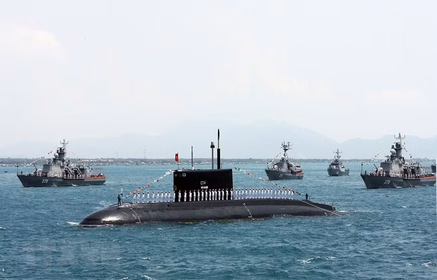 Cụ thể, với hải quân, Đảng – Nhà nước đầu tư trang bị cho hải quân ta Lữ đoàn tàu ngầm hiện đại trang bị 6 chiếc Kilo 636 – loại tàu ngầm tấn công động cơ diesel-điện tiên tiến nhất hiện nay do Nga sản xuất. Nguồn ảnh: TTXVN