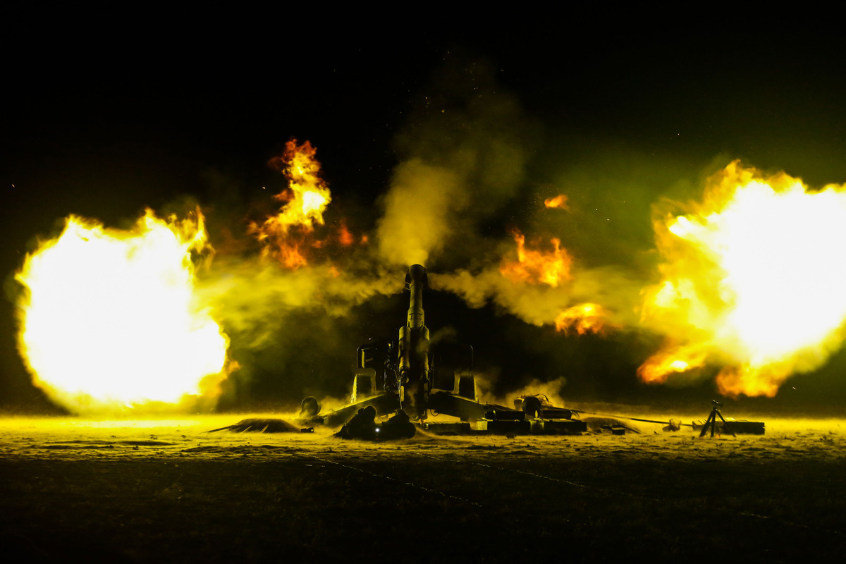 Đáng chú ý đó là khẩu 152mm Type 66 - một thiết kế sao chép lựu pháo D20 do Liên Xô (cũ) phát triển từ những năm 1950 của thế kỷ trước. Thế nhưng, loại pháo này theo báo chí Trung Quốc thì chúng được xem là một trong những khẩu đại bác ưa chuộng nhất trong Quân đội Trung Quốc hiện nay. Đó là lý do khiến họ tiến hành nâng cấp chúng nhằm tăng khả năng tác chiến trong chiến tranh hiện đại. Nguồn ảnh: Sina