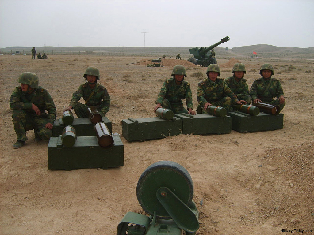 Theo CCTV, sau nâng cấp lựu pháo hạng nặng Type 66 152mm không chỉ bắn được đạn nổ phá thông thường mà còn bắn được đạn dẫn đường laser pha cuối với độ chính xác như tên lửa thông minh. Nguồn ảnh: Military-Today