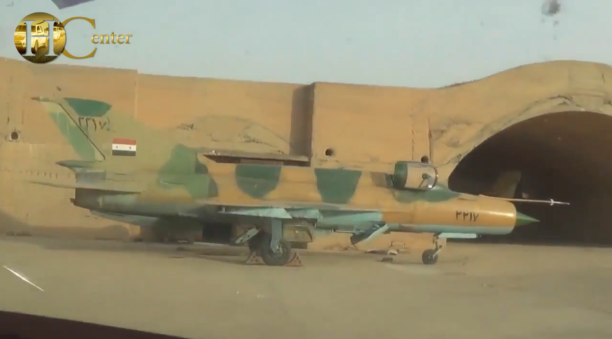 Tuy MiG-21 là máy bay cổ lỗ từ lâu đã ra khỏi biên chế của Không quân Nga, nhưng có thể trong kho lưu giữ từ thời Liên Xô vẫn còn. Cũng như trường hợp xe tăng T-55 và T-62 mà Nga từng viện trợ cho Syria cũng được lấy từ đây. Nguồn ảnh: Pinterest