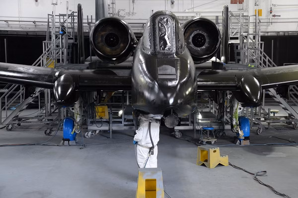 Theo Boeing, việc thay cánh cho các máy bay cường kích đã 47 năm tuổi này cho phép chúng hoạt động trên bầu trời cho tới cuối những năm 2030. Thời điểm mà có thể Không quân Mỹ sẽ tìm ra được giải pháp thay thế A-10. Ảnh: Alex Lloyd