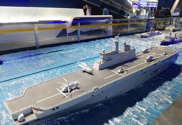 Con tàu có lượng giãn nước khoảng 40.000 tấn, tương đương với các tàu đổ bộ Wasp của Mỹ với boong phóng máy bay cỡ lớn. Nguồn ảnh: Dambiev