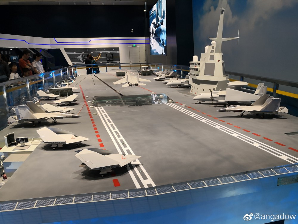 Tuy nhiên, nó có thể sẽ được trang bị tiêm kích hạm J-31 hoặc phiên bản nhỏ hơn của J-20 nếu chương trình phát triển thành công. Nguồn ảnh: Dambiev