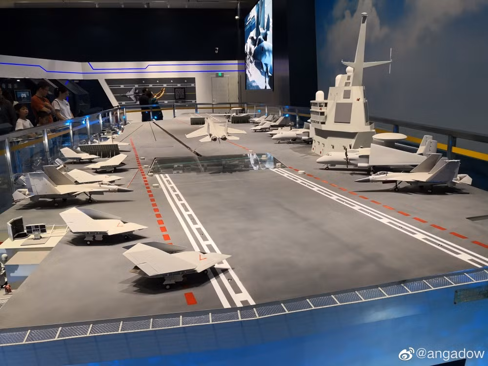 Tuy nhiên, nó có thể sẽ được trang bị tiêm kích hạm J-31 hoặc phiên bản nhỏ hơn của J-20 nếu chương trình phát triển thành công. Nguồn ảnh: Dambiev