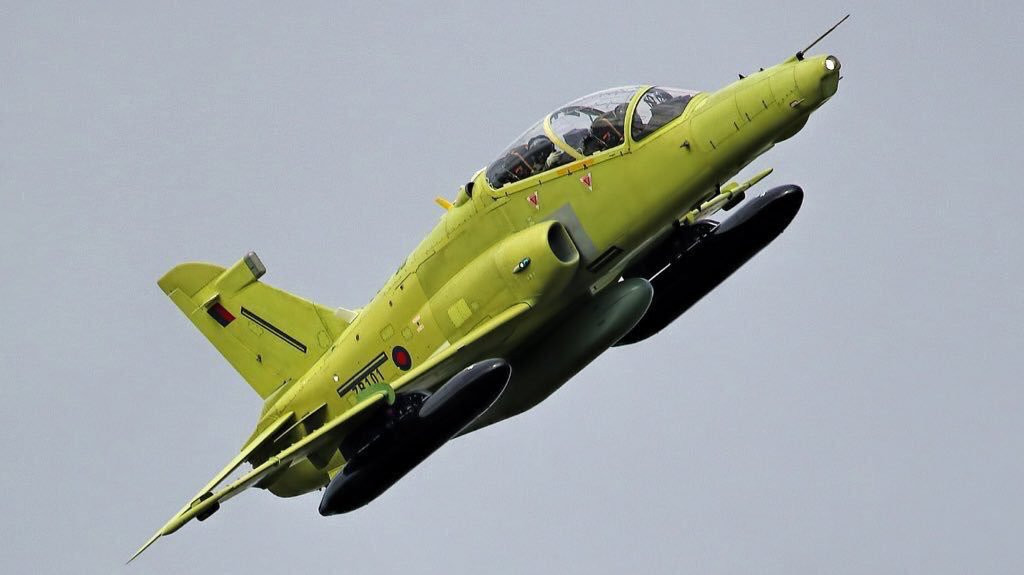 So với các thế hệ trước, Hawk 128 hay Hawk 165 tích hợp hệ thống hiển thị LCD thay cho đồng hồ, trang bị động cơ thế hệ mới Rolls-Royce Adour Mk 951 cải tiến đáng kể về lực đẩy, tích hợp hệ thống kiểm soát kỹ thuật số toàn phần (FADEC). Nguồn ảnh: flick